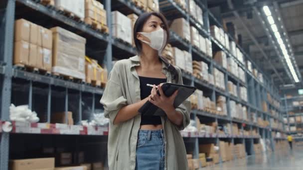 Young Asia Businesswoman Manager Wear Face Mask Looking Goods Using — Stock Video