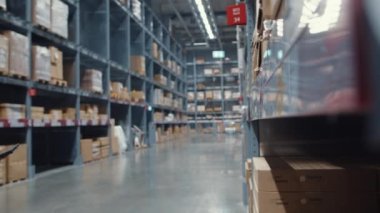 Çekici genç Asyalı iş kadını müdürü dijital tablet kullanarak satış merkezinde duran envanter seviyelerini kontrol ediyor. Dağıtım, Lojistik, Paketler sevkiyata hazır.