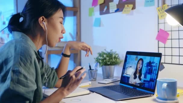 Dizüstü Bilgisayar Kullanan Asyalı Kadını Arkadaşlarıyla Oturma Odasındaki Video Görüşme — Stok video