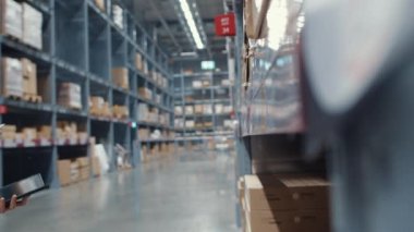 Çekici genç Asyalı iş kadını müdürü dijital tablet kullanarak satış merkezinde duran envanter seviyelerini kontrol ediyor. Dağıtım, Lojistik, Paketler sevkiyata hazır.