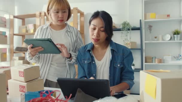 Jonge Asia Zakenvrouwen Vergadering Controleren Product Inkooporder Voorraad Opslaan Tablet — Stockvideo