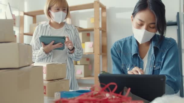 Młode Azjatyckie Biznesmenki Noszą Maski Twarzy Sprawdź Zamówienie Zakupu Produktu — Wideo stockowe