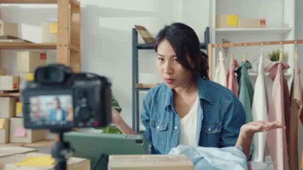 Genç Asyalı Bayan Moda Tasarımcısı Cep Telefonu Siparişi Alıyor Mağazada — Stok video