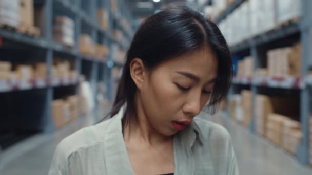 Δυστυχισμένη Νεαρή Ασιατική Επιχειρηματίας Διευθυντής Αναζητούν Και Αισθάνονται Σύγχυση Ξύσιμο — Αρχείο Βίντεο