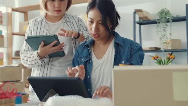 Junge Asiatische Geschäftsfrauen Treffen Sich Die Bestellung Des Produkts Auf — Stockvideo