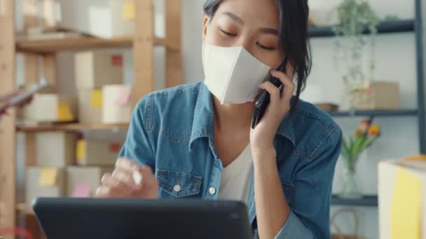 Jovens Empresárias Ásia Usam Máscara Facial Usando Telefone Celular Recebendo — Vídeo de Stock