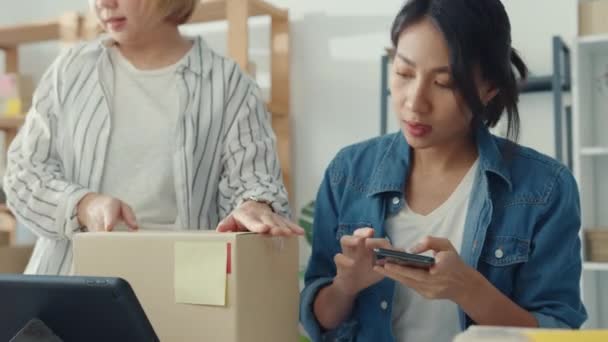 Jóvenes Mujeres Negocios Asia Que Utilizan Llamada Teléfono Móvil Recibir — Vídeo de stock