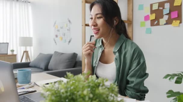 Ásia Empresária Usando Laptop Falar Com Colegas Sobre Plano Chamada — Vídeo de Stock