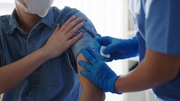 Joven Enfermera Asiática Que Administra Covid Vacuna Antivirus Antigripal Pacientes — Vídeos de Stock