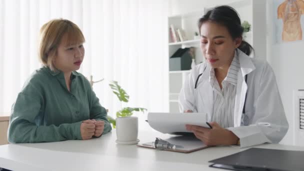 Mujer Joven Asia Médico Uniforme Médico Blanco Usando Portapapeles Está — Vídeos de Stock