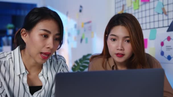 Grupa Biznesmenów Azji Wykorzystująca Prezentację Komputerowego Laptopa Spotkanie Komunikacyjne Burza — Wideo stockowe
