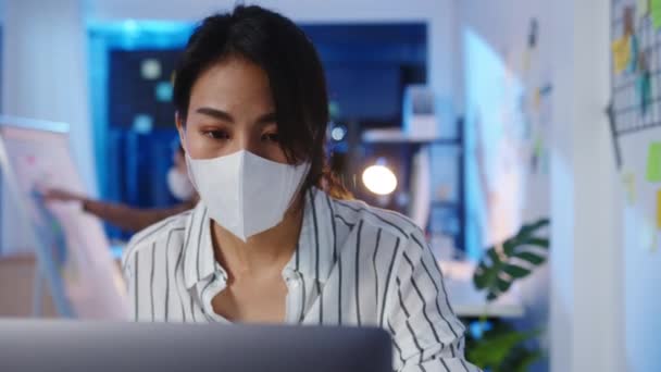 Ευτυχισμένη Ασιάτισσα Επιχειρηματίας Που Φοράει Ιατρική Μάσκα Προσώπου Για Κοινωνική — Αρχείο Βίντεο