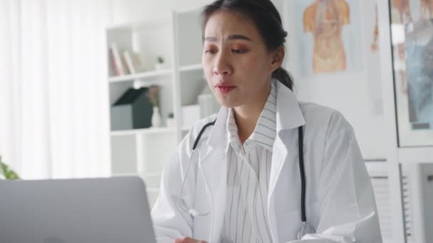 Jonge Asia Dame Arts Wit Medisch Uniform Met Stethoscoop Met — Stockvideo