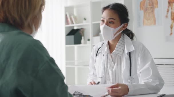 Jovem Ásia Senhora Médico Usar Máscara Protetora Usando Prancheta Está — Vídeo de Stock