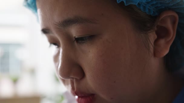 Молодая Азиатская Женщина Врач Медсестра Латексных Защитных Перчатках Хирург Готовится — стоковое видео