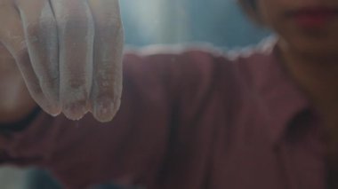 Genç Asyalı kadın şefin elleri hamuru un ile pişiriyor tahıllı ekmeği mutfak masasının üstünde pişiriyor. Taze ev yapımı ekmek üretimi, sağlıklı beslenme ve geleneksel fırın.