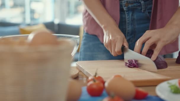 Рука Молодого Азіатського Шеф Кухаря Тримає Ніж Розрізаючи Червону Китайську — стокове відео