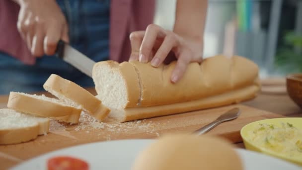 Handen Van Jonge Aziatische Vrouwelijke Chef Kok Met Mes Snijden — Stockvideo