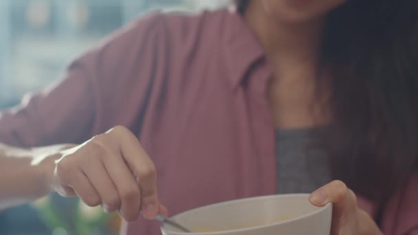 Dłonie Młodej Azjatki Kucharz Whisking Jaj Ceramicznej Miski Omlet Gotowania — Wideo stockowe