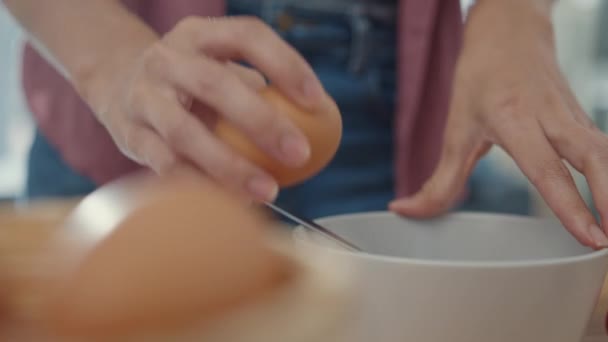 Dłonie Młodej Azjatki Kucharz Pękanie Jaj Ceramicznej Misy Omlet Gotowania — Wideo stockowe