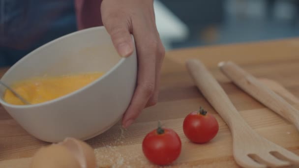 Handen Van Jonge Aziatische Vrouwelijke Chef Kok Kloppen Eieren Keramische — Stockvideo