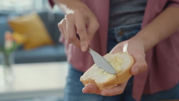 Mãos Jovem Chef Mulher Asiática Espalhando Manteiga Pão Centeio Rústico — Vídeo de Stock