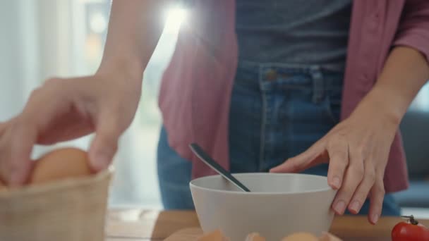 Hände Einer Jungen Asiatischen Köchin Knacken Eier Eine Keramikschüssel Und — Stockvideo