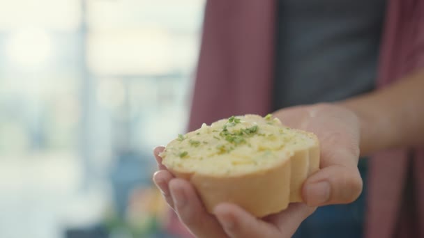 Handen Van Jonge Aziatische Vrouwelijke Chef Kok Verspreiden Boter Rustieke — Stockvideo