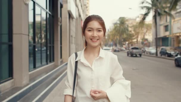 Успішна Молода Азійська Бізнесменка Модному Офісі Посміхається Дивиться Фотоапарат Щасливо — стокове відео