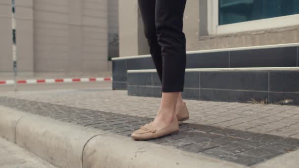 Başarılı Asyalı Genç Kadını Ayakları Ayakları Moda Bürosu Kıyafetleriyle Şehir — Stok video