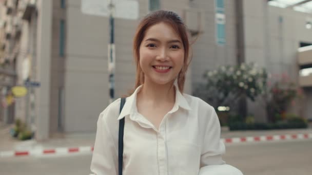 Успішна Молода Азіатська Бізнесменка Одязі Моди Вдягає Медичну Маску Посміхаючись — стокове відео