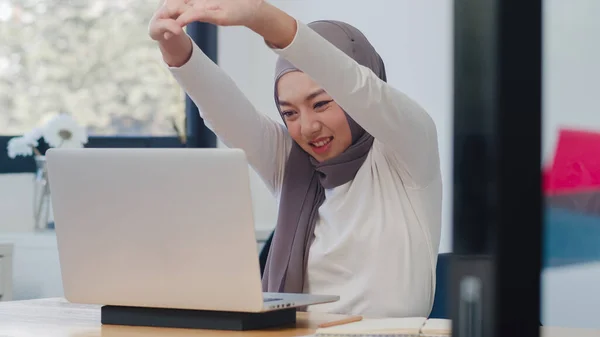Kaunis Aasia Muslimi Nainen Rento Kulumista Työskentelee Kannettavan Nykyaikaisessa Uudessa — kuvapankkivalokuva