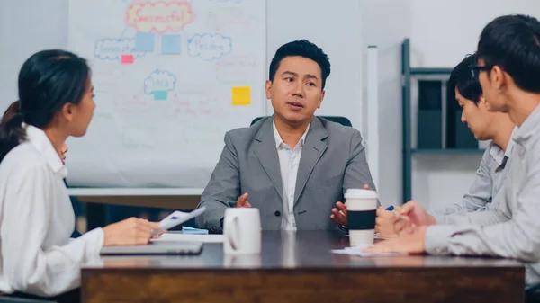 Tusenårige Asia Forretningsmenn Forretningskvinner Som Møter Ideer Nye Kolleger Papirarbeid – stockfoto
