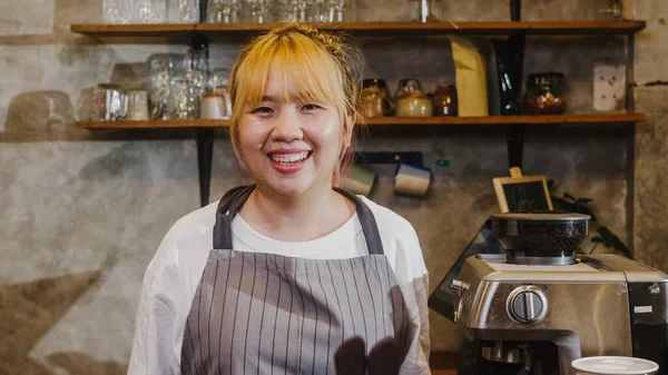 Muotokuva Nuori Aasialainen Nainen Barista Tunne Onnellinen Hymyillen Kaupunkien Kahvilassa — kuvapankkivalokuva