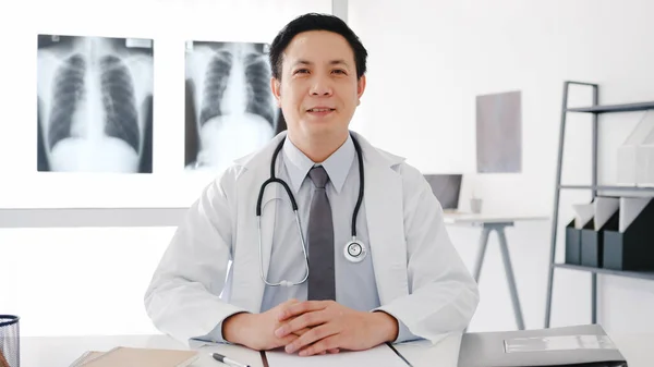 Confiante Jovem Ásia Médico Masculino Uniforme Médico Branco Com Estetoscópio — Fotografia de Stock