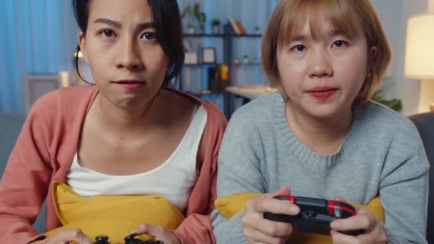 Lesbiche Lgbtq Coppie Donne Giocare Videogiochi Casa Giovane Signora Asia — Video Stock