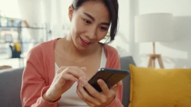 Güzel bir bayan, sabah evdeki oturma odasındaki kanepede oturan bir çiftle akıllı telefon konuşması yapıyor. Evde kal, covid, nomofobi, online alışveriş, sosyal ağ bağımlılığı konsepti için karantina.