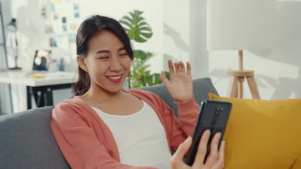 Hermosa Señora Asia Sonriendo Sentarse Sofá Llamada Teléfono Hablar Decir — Vídeo de stock