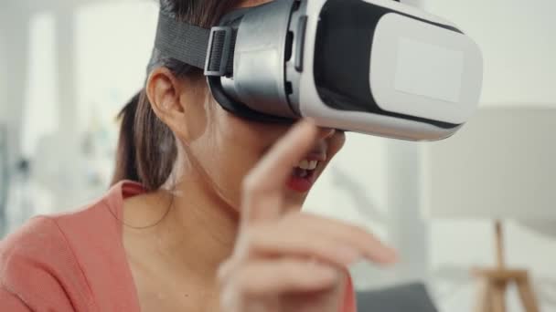 Asijská Dáma Sluchátkách Brýle Virtuální Reality Gestikulující Ruku Sedí Gauči — Stock video