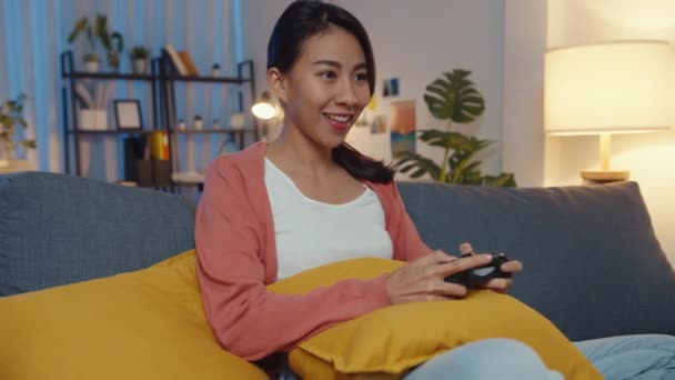 Mladá Asie Dáma Pomocí Bezdrátového Ovladače Hrát Videohry Legrační Šťastný — Stock video