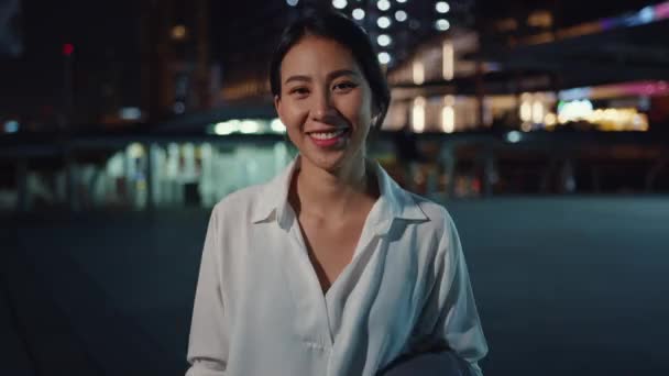 Jovem Empresária Asiática Bem Sucedida Roupas Escritório Moda Sorrindo Olhando — Vídeo de Stock