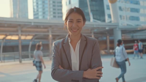 成功的年轻亚洲女商人 穿着时尚办公室服装 微笑着看着相机 同时快乐地独自站在现代城市的室外 概念上的业务 — 图库视频影像