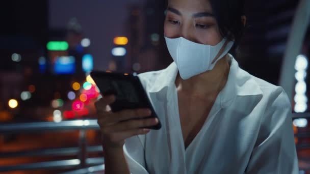 Jovem Mulher Negócios Ásia Roupas Moda Usando Máscara Facial Usando — Vídeo de Stock