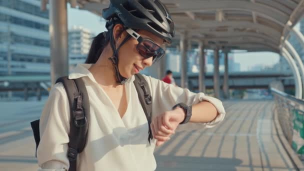 Sırt Çantalı Bisikletli Asyalı Kadını Gülümseyerek Şehir Sokağında Işe Gidiyor — Stok video
