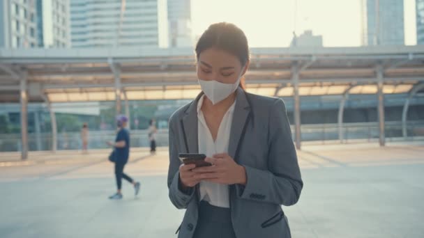 Mladá Asie Podnikatelka Módní Kancelářské Oblečení Nosit Lékařskou Masku Obličeje — Stock video