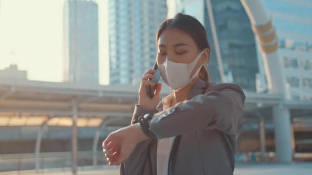 Mladá Asie Podnikatelka Módní Kanceláři Oblečení Nosit Lékařskou Masku Mluvit — Stock video