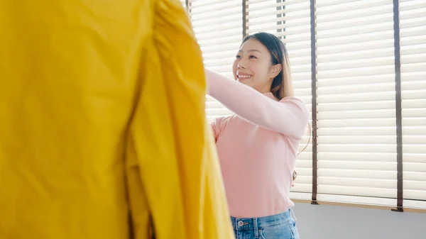 Vacker Attraktiv Ung Asiatisk Dam Väljer Hennes Mode Outfit Kläder — Stockfoto
