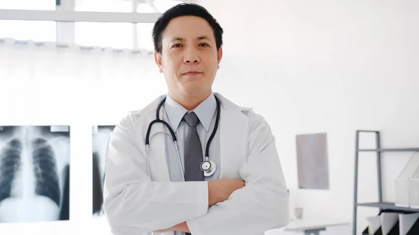 Young Asia Male Doctor White Medical Uniform Stethoscope Looking Camera — Stock Photo, Image