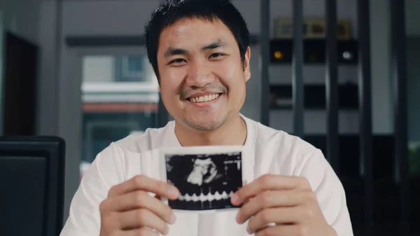 Retrato Asiático Chinês Homem Mostrar Olhando Ultra Som Foto Bebê — Fotografia de Stock
