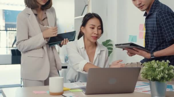 年轻同事亚洲有创造力的商人和女企业家总经理谈话辅导计划教授和教育人们如何解释笔记本电脑在办公桌上的项目报告 并在工作场所一起交流 — 图库视频影像